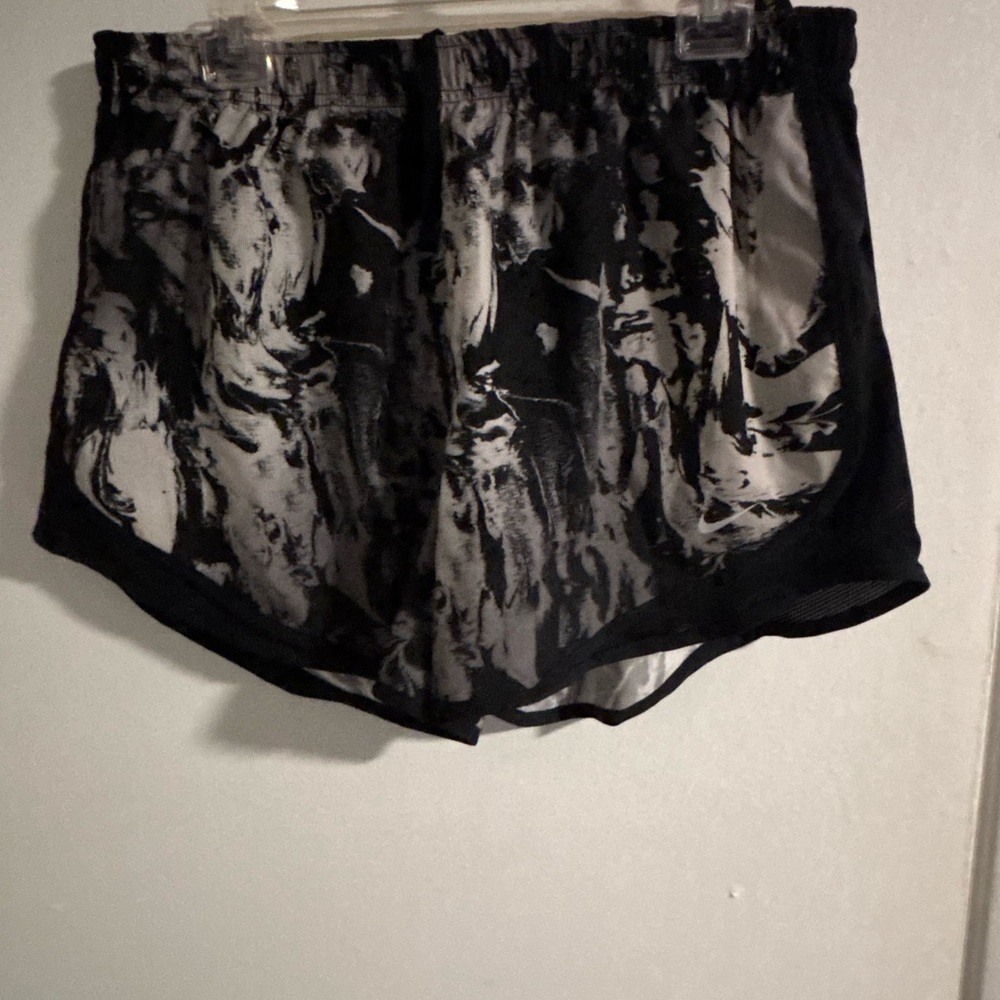 Nike Dri-FIT Women’s XL Black Gray Printed Running Shorts Standard Fit
(1014)